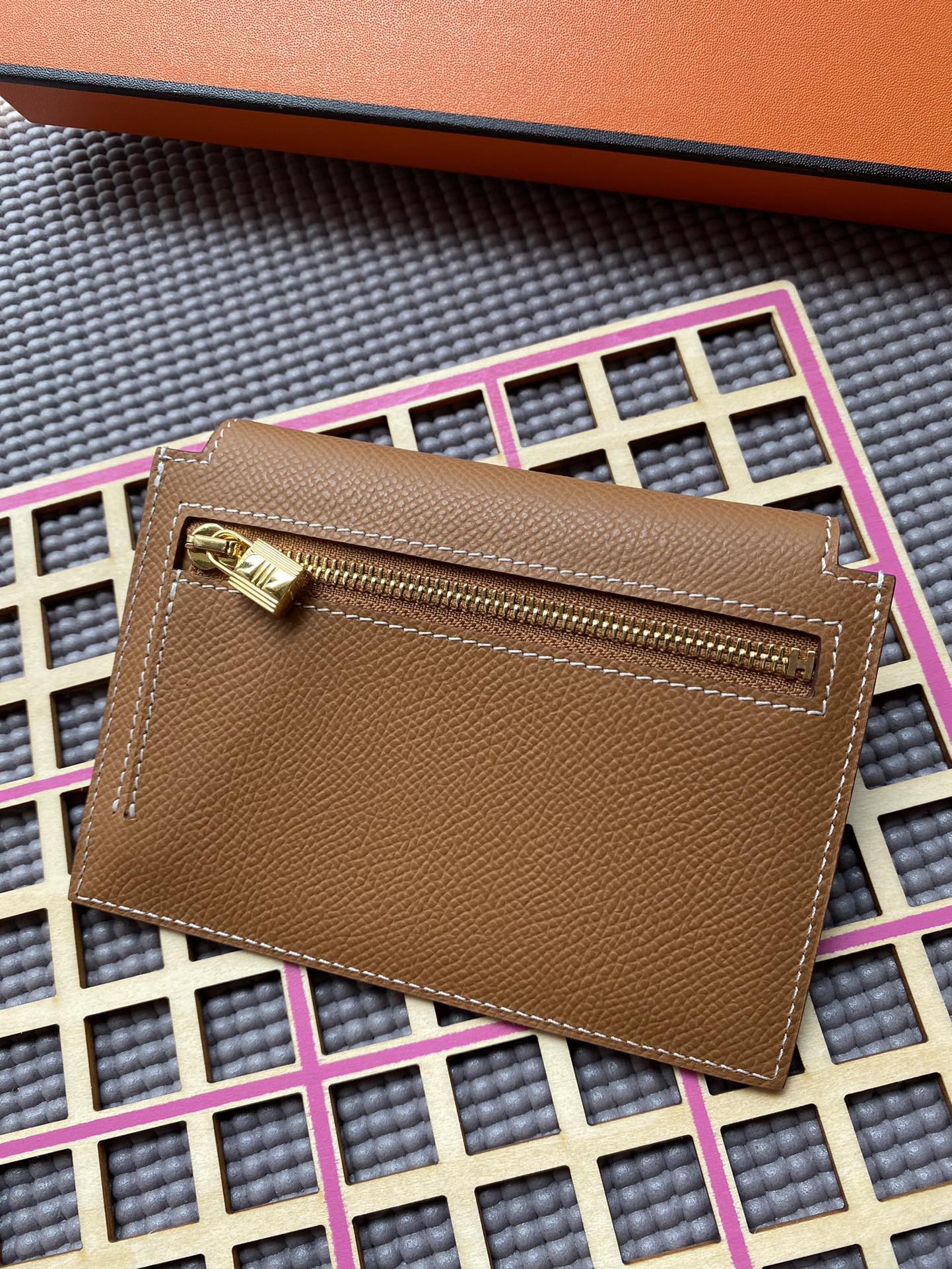 HERMES Kelly Pocket 13.5 Tan Epsom Ghw