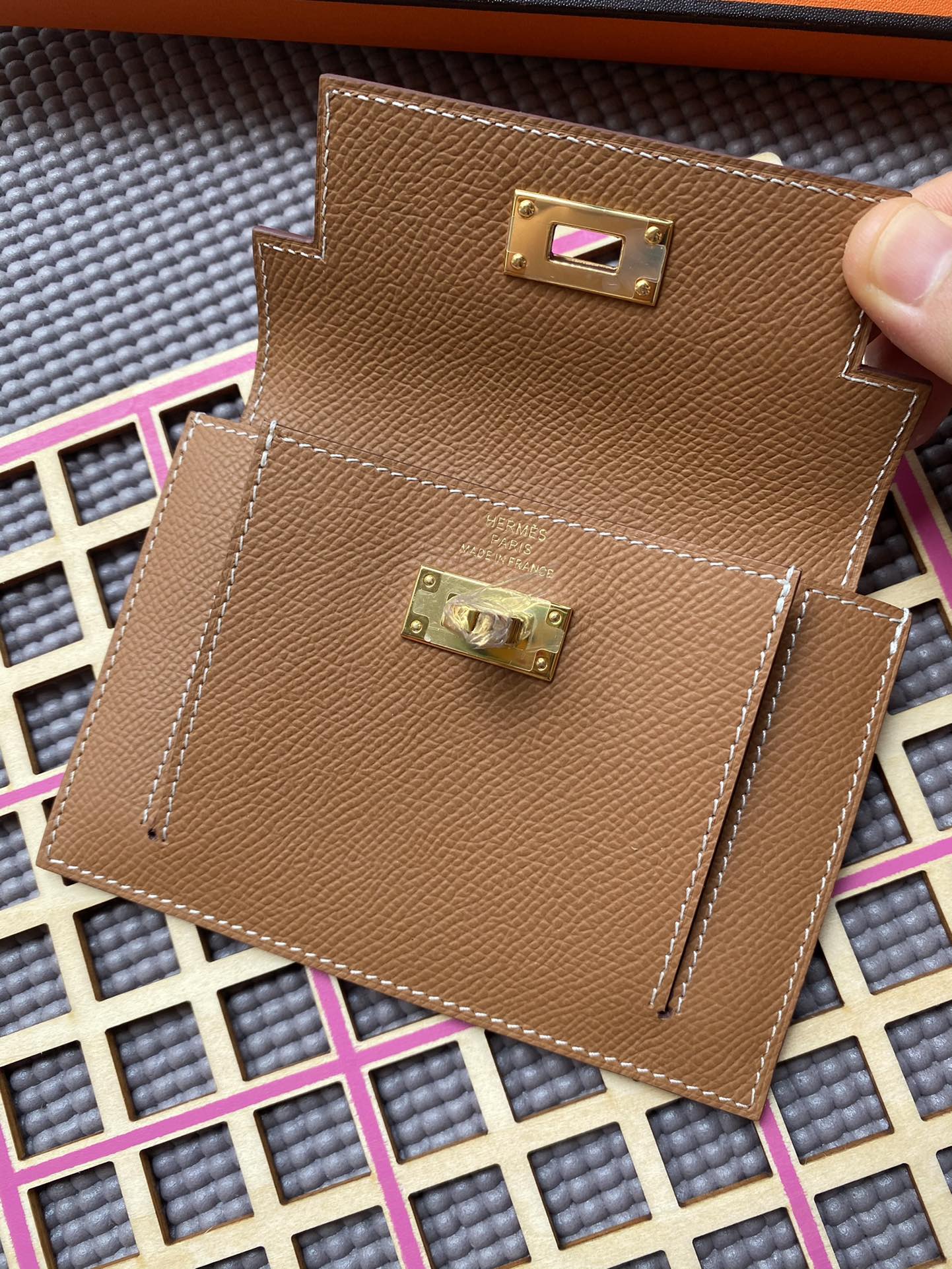 HERMES Kelly Pocket 13.5 Tan Epsom Ghw