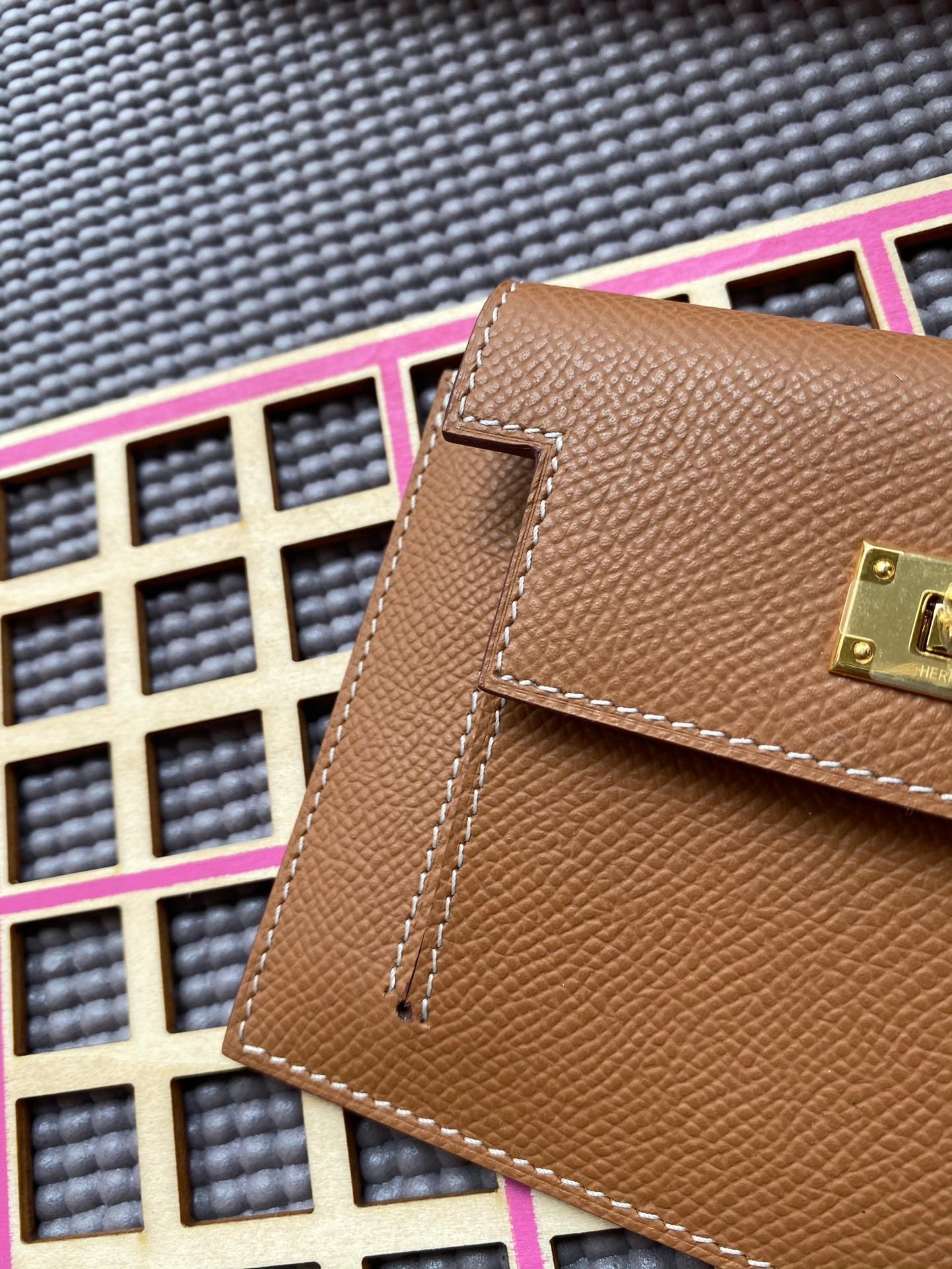 HERMES Kelly Pocket 13.5 Tan Epsom Ghw
