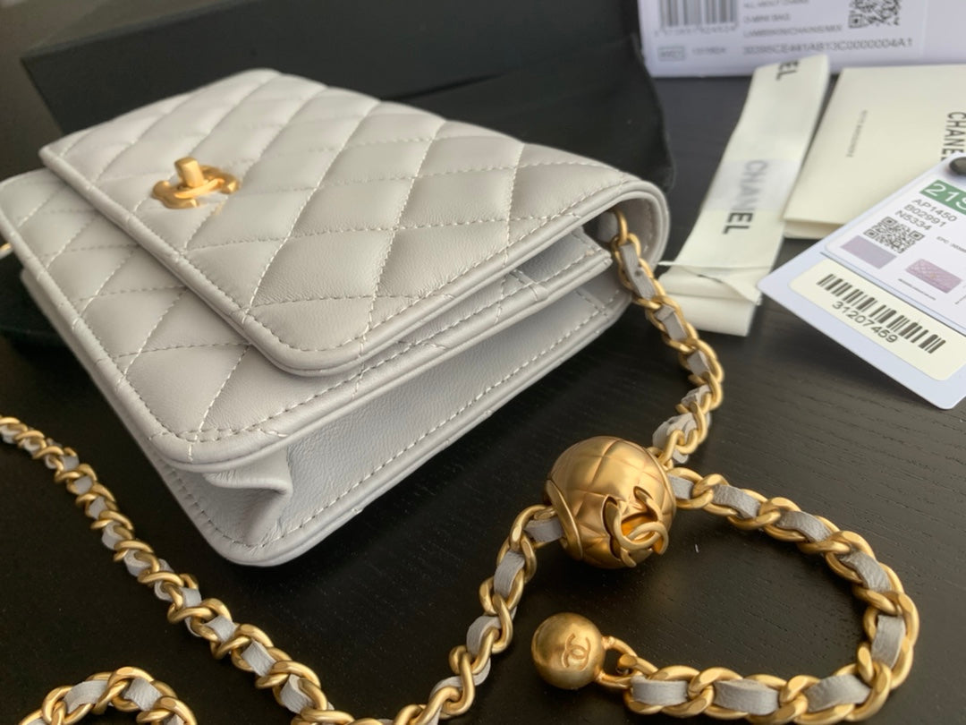 CHANEL CLASSIC WOC 19CM WHITE LAMBSKIN GOLD HARDWARE