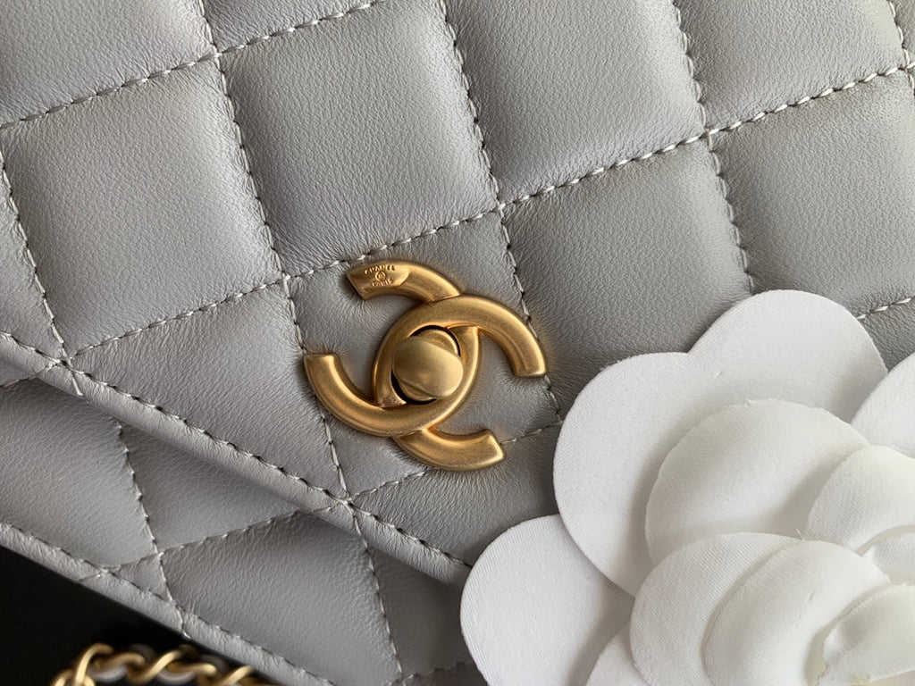 CHANEL CLASSIC WOC 19CM WHITE LAMBSKIN GOLD HARDWARE
