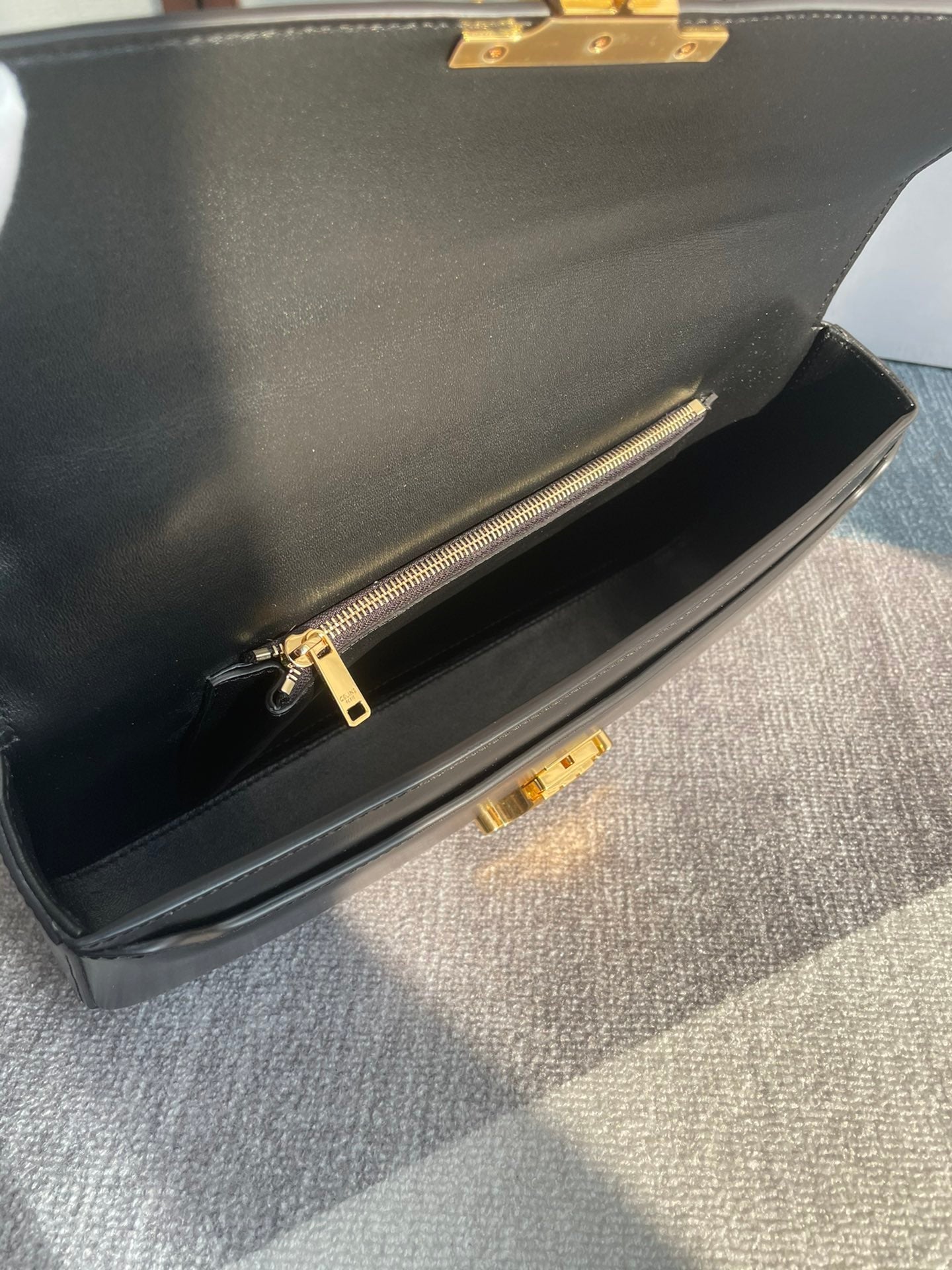 CELINE CHAIN SHOULDER BAG CLAUDE 33 IN BLACK CALFSKIN GOLD HARDWARE
