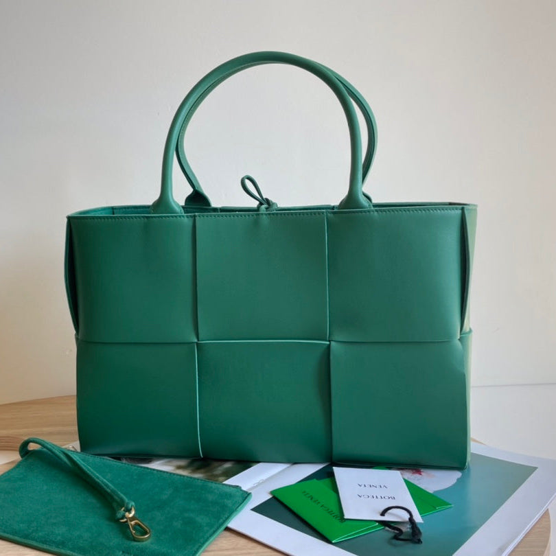 BOTTEGA VENETA ARCO TOTE 36 IN KAITOKE GREEN CALFSKIN