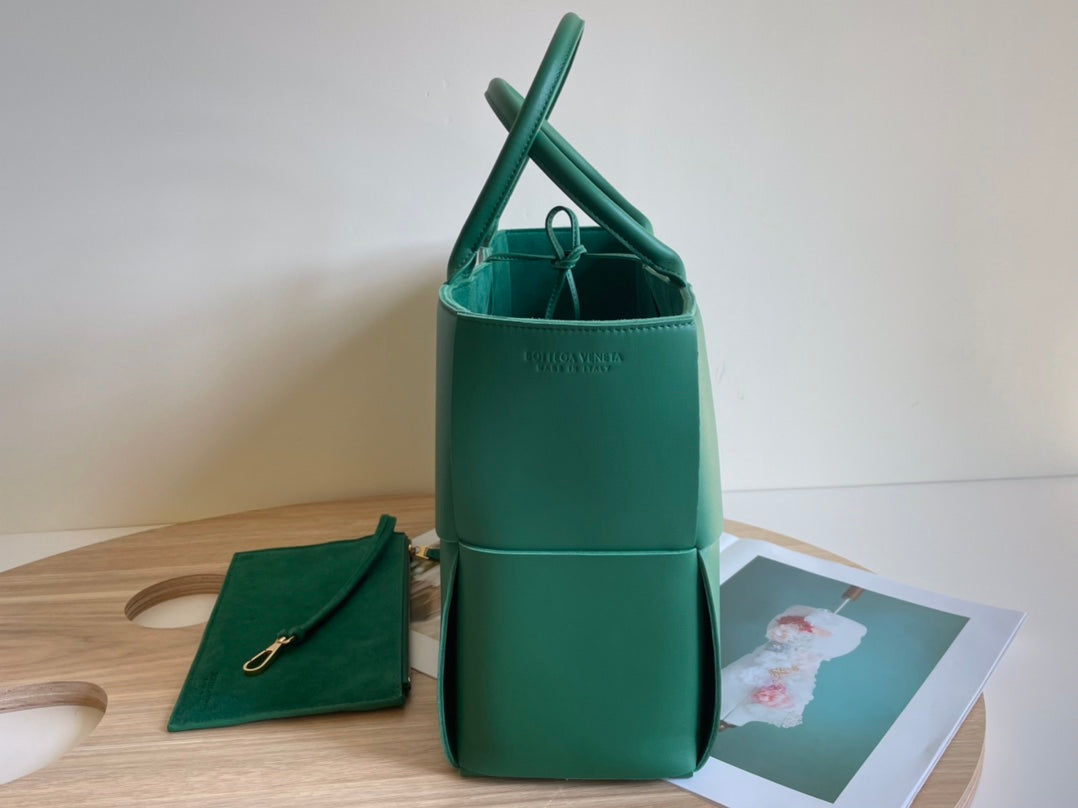 BOTTEGA VENETA ARCO TOTE 36 IN KAITOKE GREEN CALFSKIN