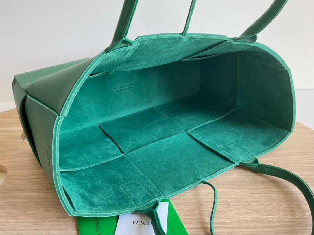 BOTTEGA VENETA ARCO TOTE 36 IN KAITOKE GREEN CALFSKIN