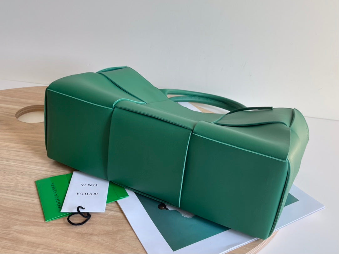 BOTTEGA VENETA ARCO TOTE 36 IN KAITOKE GREEN CALFSKIN