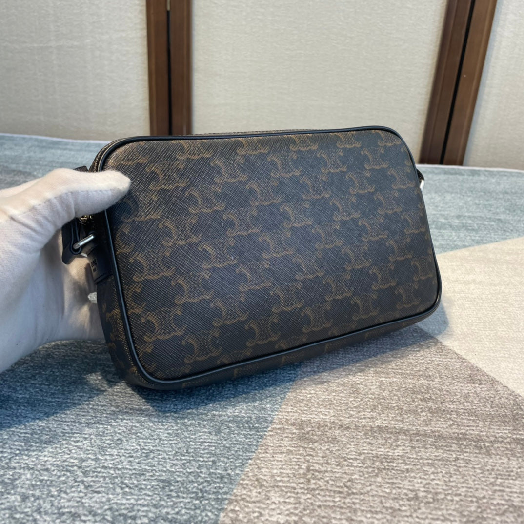 CELINE MEDIUM MESSENGER BAG 23 IN BLACK TRIOMPHE CANVAS