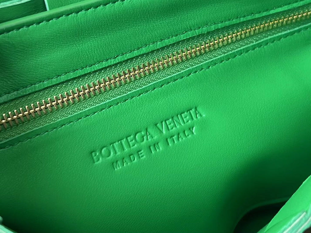 BOTTEGA VENETA SMALL CASSETTE 23 IN GREEN FRINGED CALFSKIN