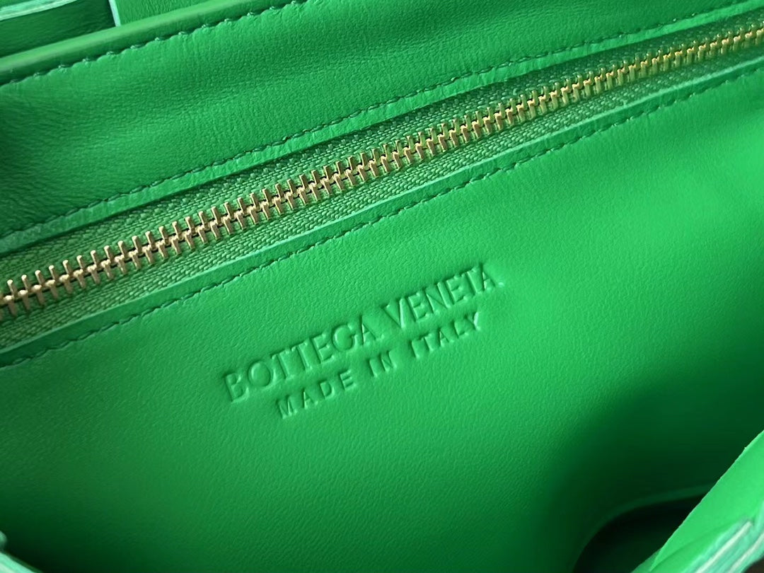 BOTTEGA VENETA SMALL CASSETTE 23 IN GREEN FRINGED CALFSKIN