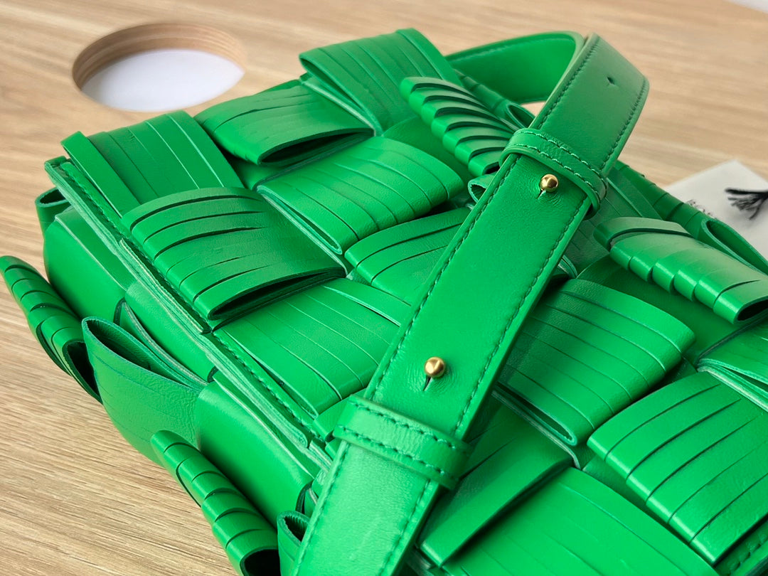 BOTTEGA VENETA SMALL CASSETTE 23 IN GREEN FRINGED CALFSKIN