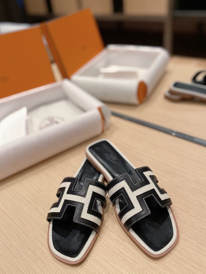 HERMES 0RAN SANDALS IN BLACK CALFSKIN AND WHITE CANVAS