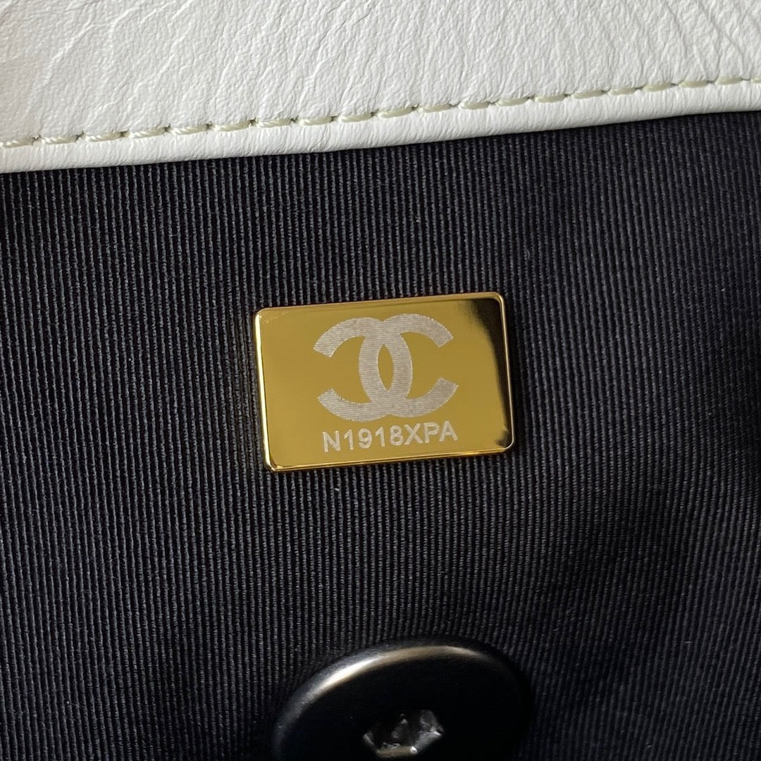 CHANEL MEDIUM 26 FLAP BAG IN WHITE LAMBSKIN