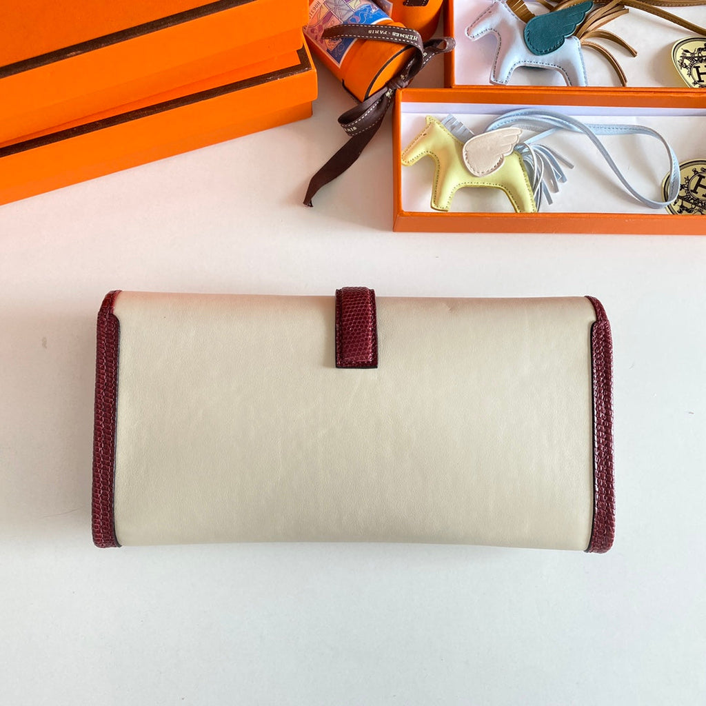 HERMES JIGE ELAN 29 CLUTCH IN WHITE CALFSKIN WITH GARNET RED LIZARD SKIN