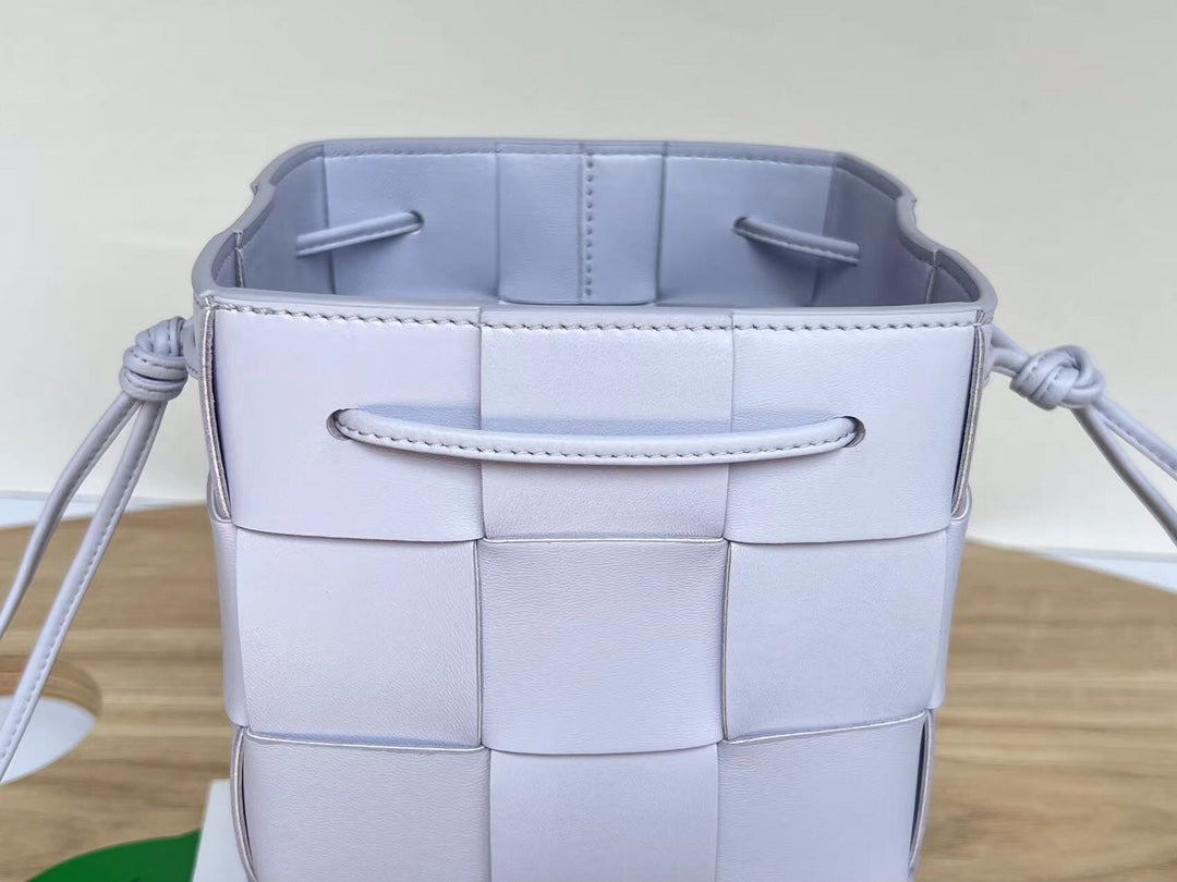 BOTTEGA VENETA SMALL CASSETTE BUCKET 18 IN PALE PURPLE CALFSKIN