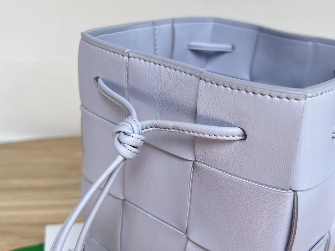 BOTTEGA VENETA SMALL CASSETTE BUCKET 18 IN PALE PURPLE CALFSKIN