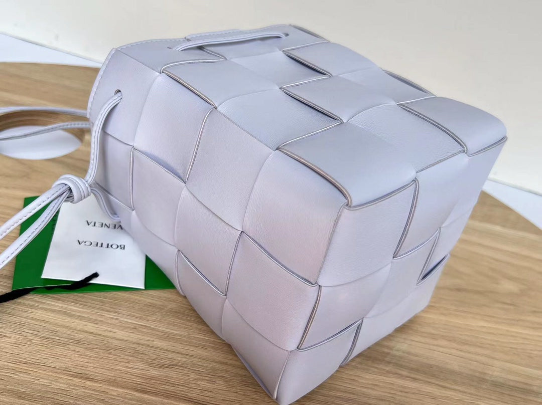 BOTTEGA VENETA SMALL CASSETTE BUCKET 18 IN PALE PURPLE CALFSKIN