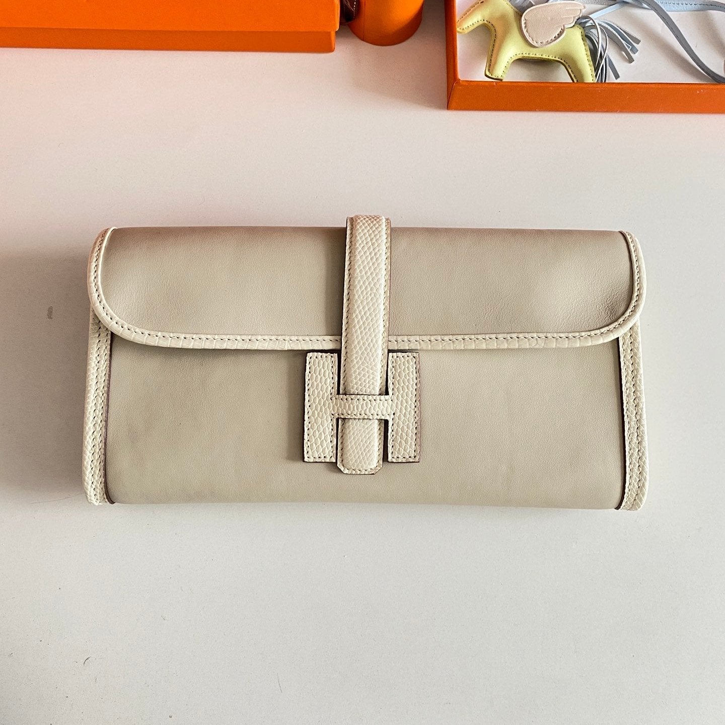 HERMES JIGE ELAN 29 CLUTCH IN BISQUE BEIGE CALFSKIN WITH LIZARD SKIN