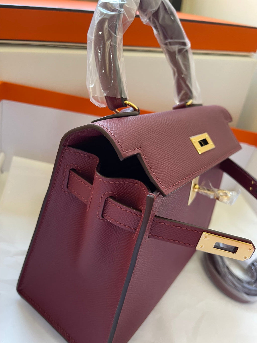 HERMES KELLY MINI 20 BAG IN GARNET RED CALFSKIN WITH GOLD HARDWARE