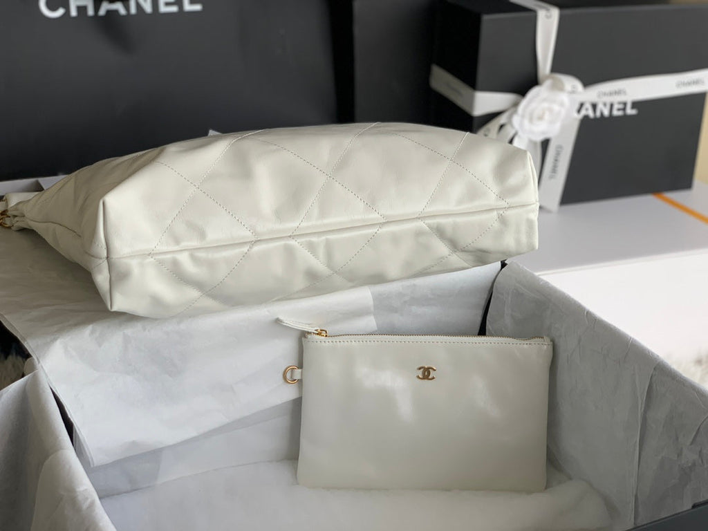 CHANEL LARGE 42 HANDBAG IN WHITE SHINY CALFSKIN GOLD HARDWARE