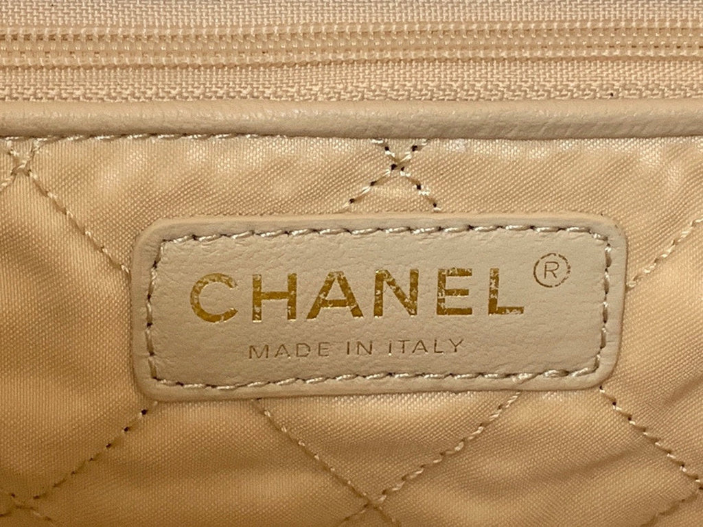 CHANEL LARGE 42 HANDBAG IN WHITE SHINY CALFSKIN GOLD HARDWARE