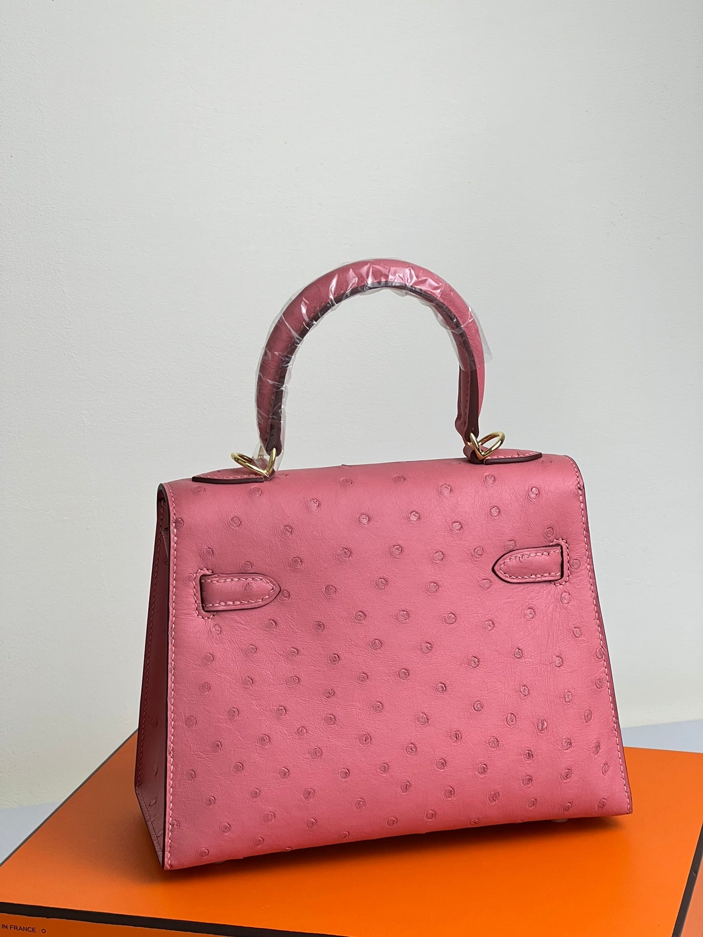 HERMES KELLY BAG 20 IN ROUGE PINK OSTRICH LEATHER WITH GOLD HARDWARE