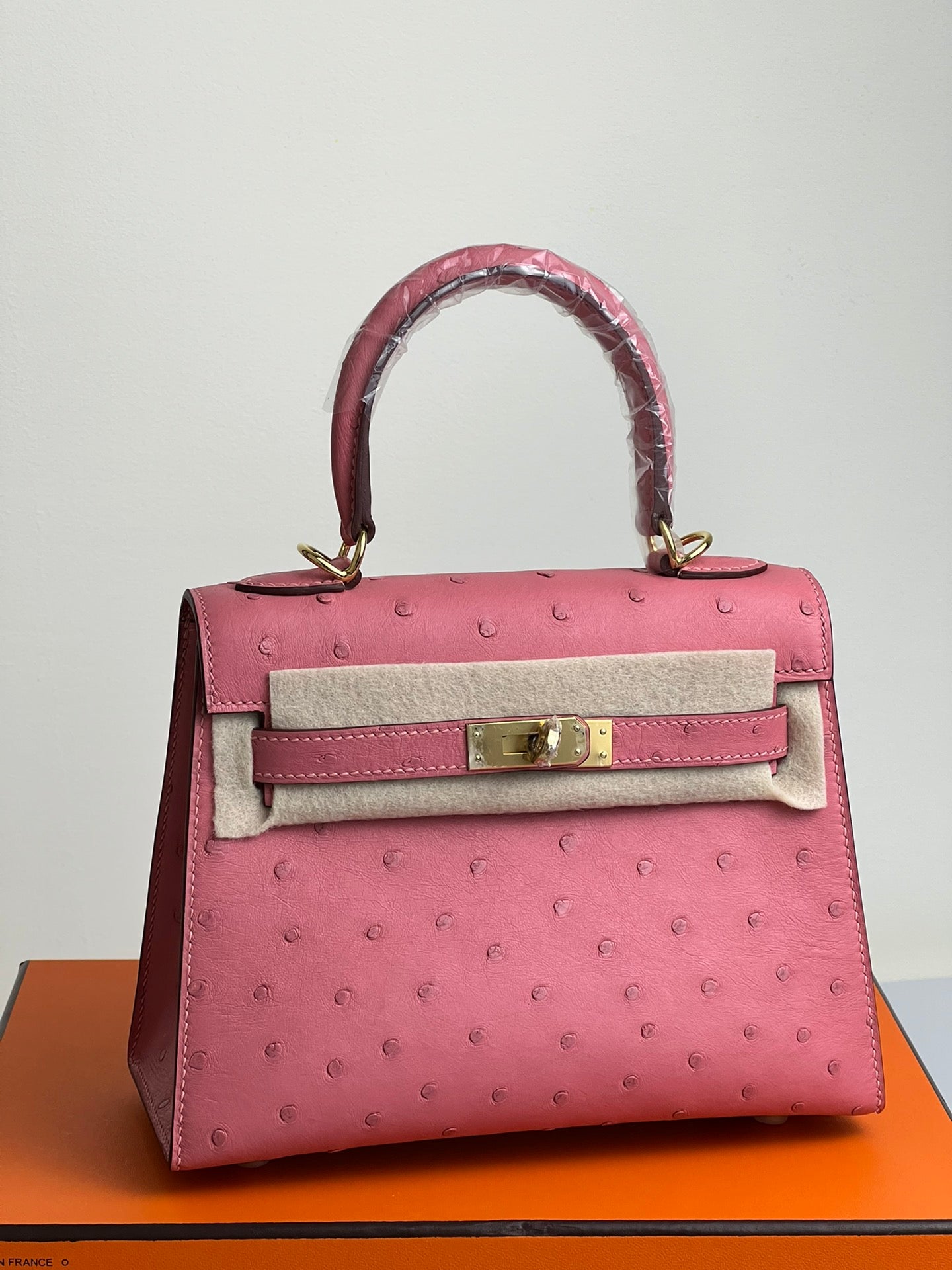HERMES KELLY BAG 20 IN ROUGE PINK OSTRICH LEATHER WITH GOLD HARDWARE