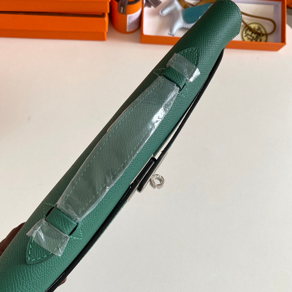 HERMES KELLY CUT 31 IN GREEN FOREST CALFSKIN WITH SILVER HARDWARE