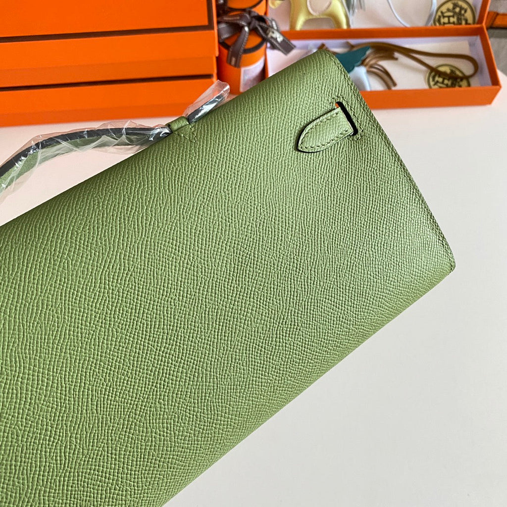 HERMES KELLY CUT 31 IN APPLE GREEN CALFSKIN WITH SILVER HARDWARE