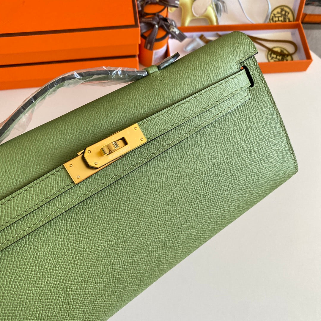HERMES KELLY CUT 31 IN APPLE GREEN CALFSKIN WITH GOLD HARDWARE