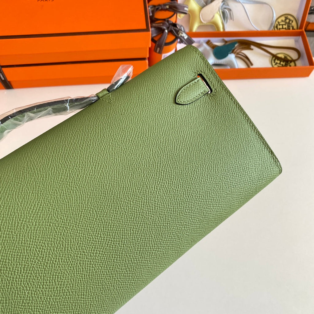 HERMES KELLY CUT 31 IN APPLE GREEN CALFSKIN WITH GOLD HARDWARE