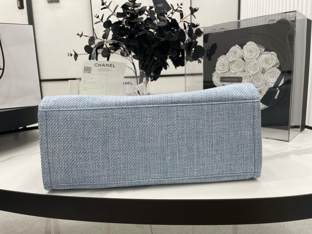 CHANEL DEAUVILLE LARGE 38 TOTE BAG IN LIGHT BLUE CANVAS WITH BLACK LOGO