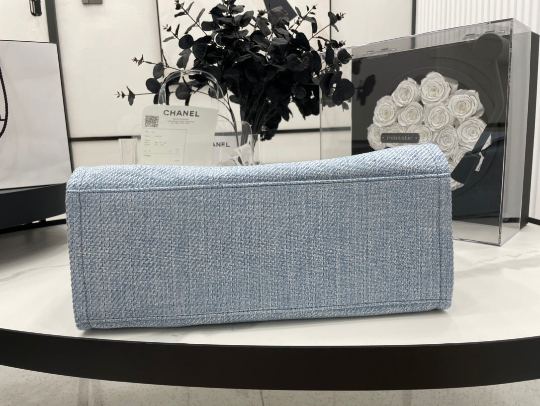CHANEL DEAUVILLE LARGE 38 TOTE BAG IN LIGHT BLUE CANVAS WITH BLACK LOGO