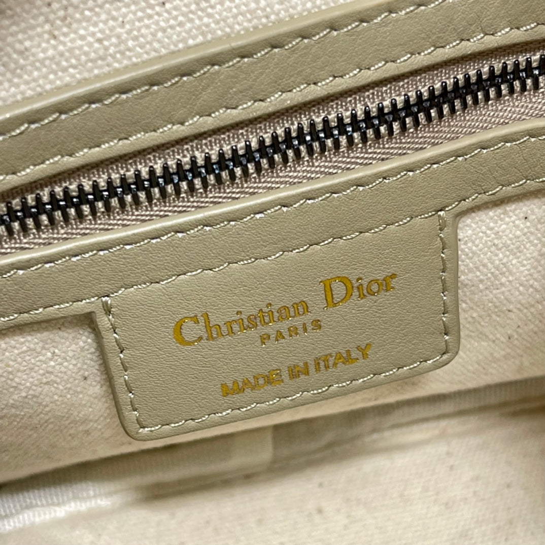 DIOR VIBE HOBO 22 BAG IN ECRU BEIGE CALFSKIN