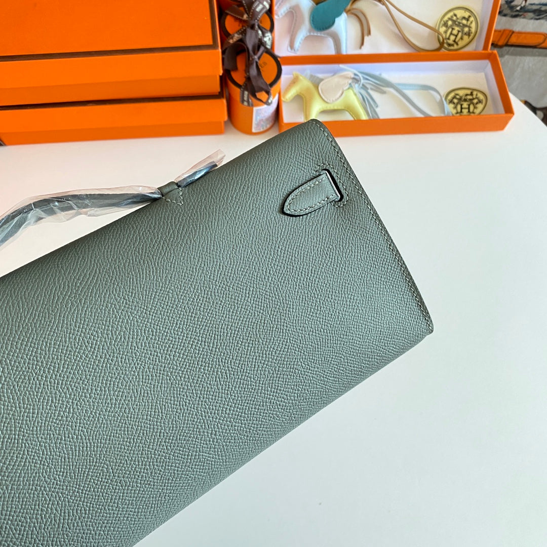 HERMES KELLY CUT 31 IN SEAFOAM GREEN CALFSKIN WITH GOLD HARDWARE