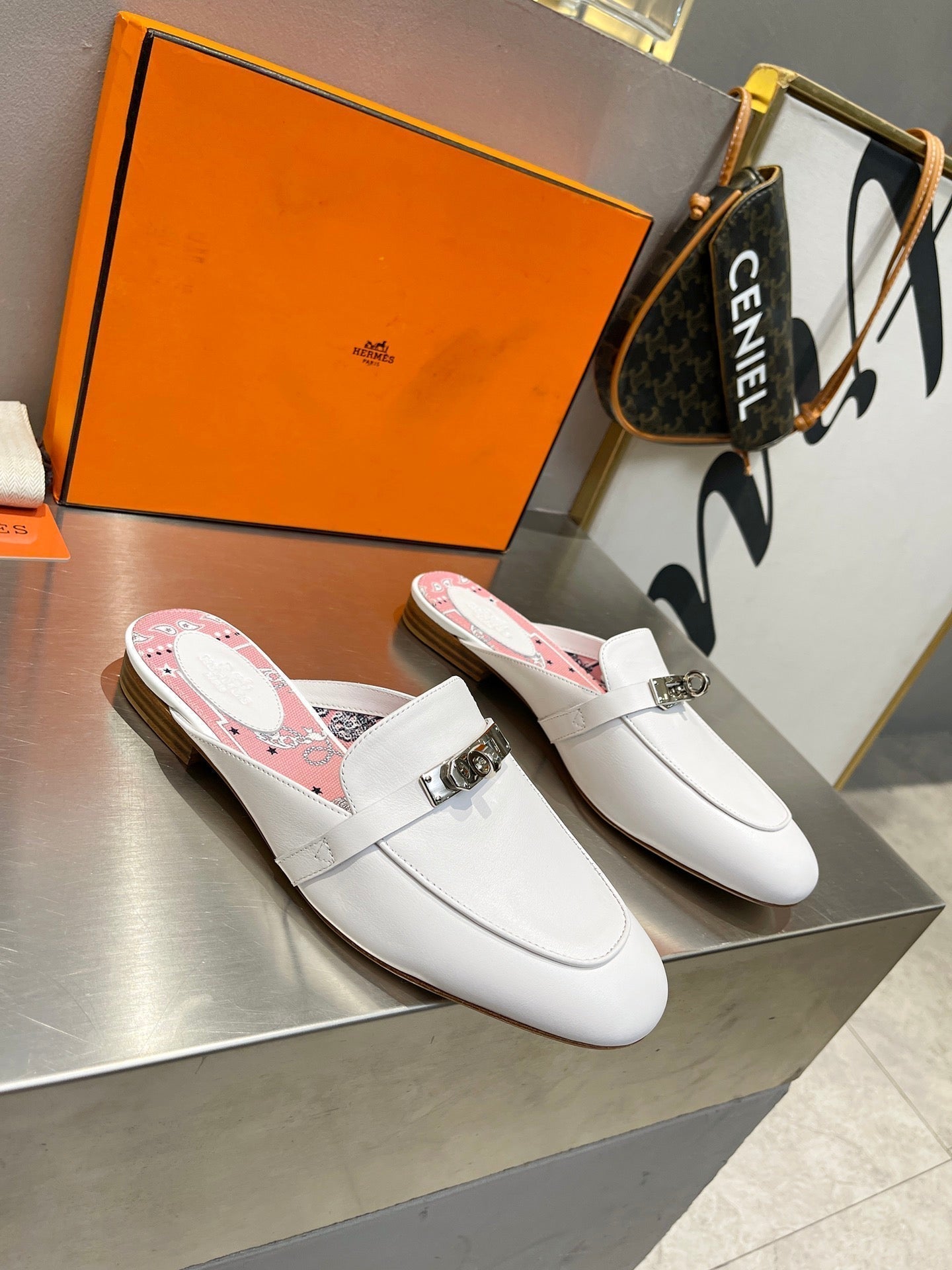 HERMES 0Z MULE WHITE CALFSKIN WITH PINK PATTERN