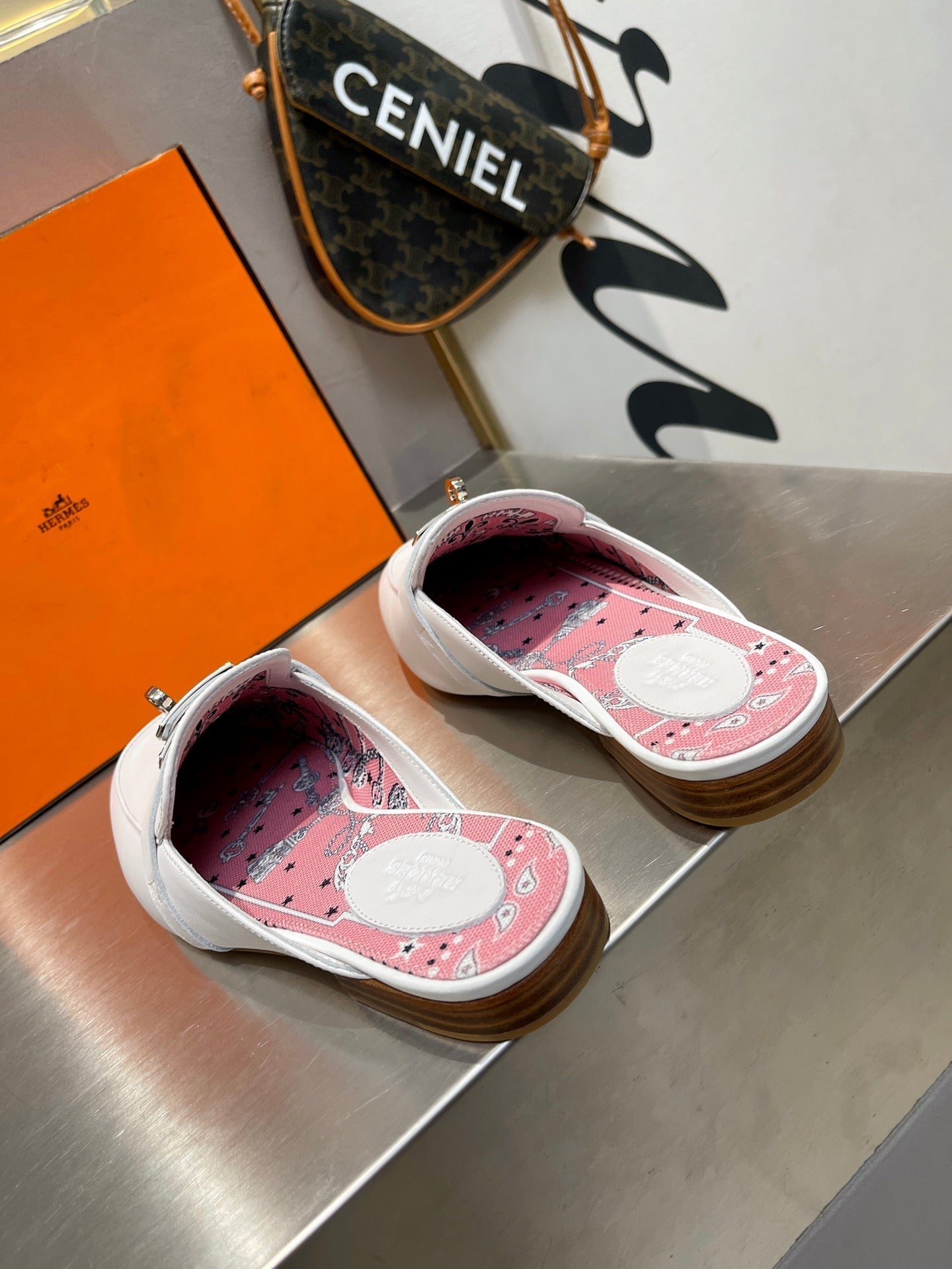 HERMES 0Z MULE WHITE CALFSKIN WITH PINK PATTERN