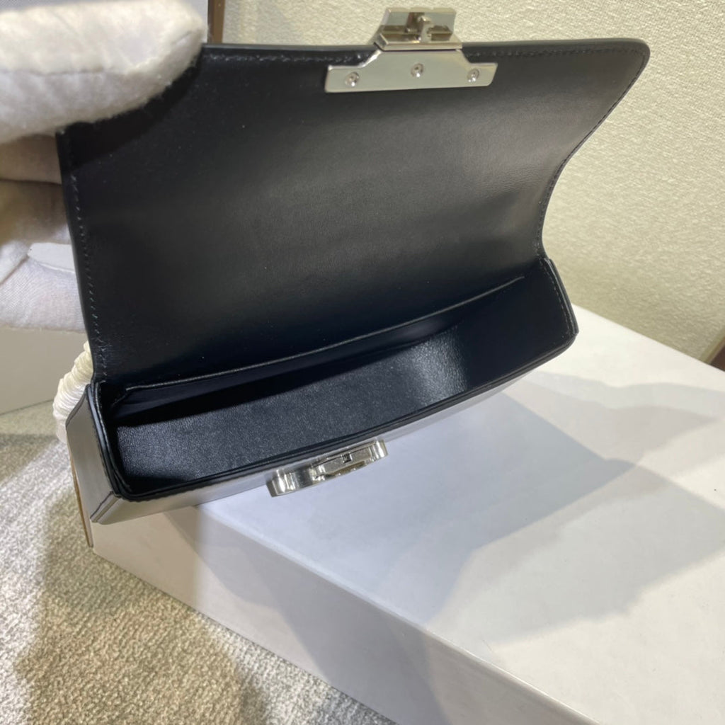 CELINE CHAIN EMBOSSED ARMPIT BAG 20 IN BLACK CALFSKIN SILVER HARDWARE