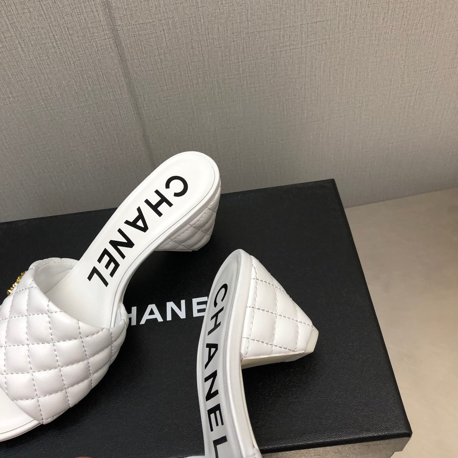 CHANEL DIAMOND-QUILTED 6 CM SANDALS IN WHITE LAMBSKIN