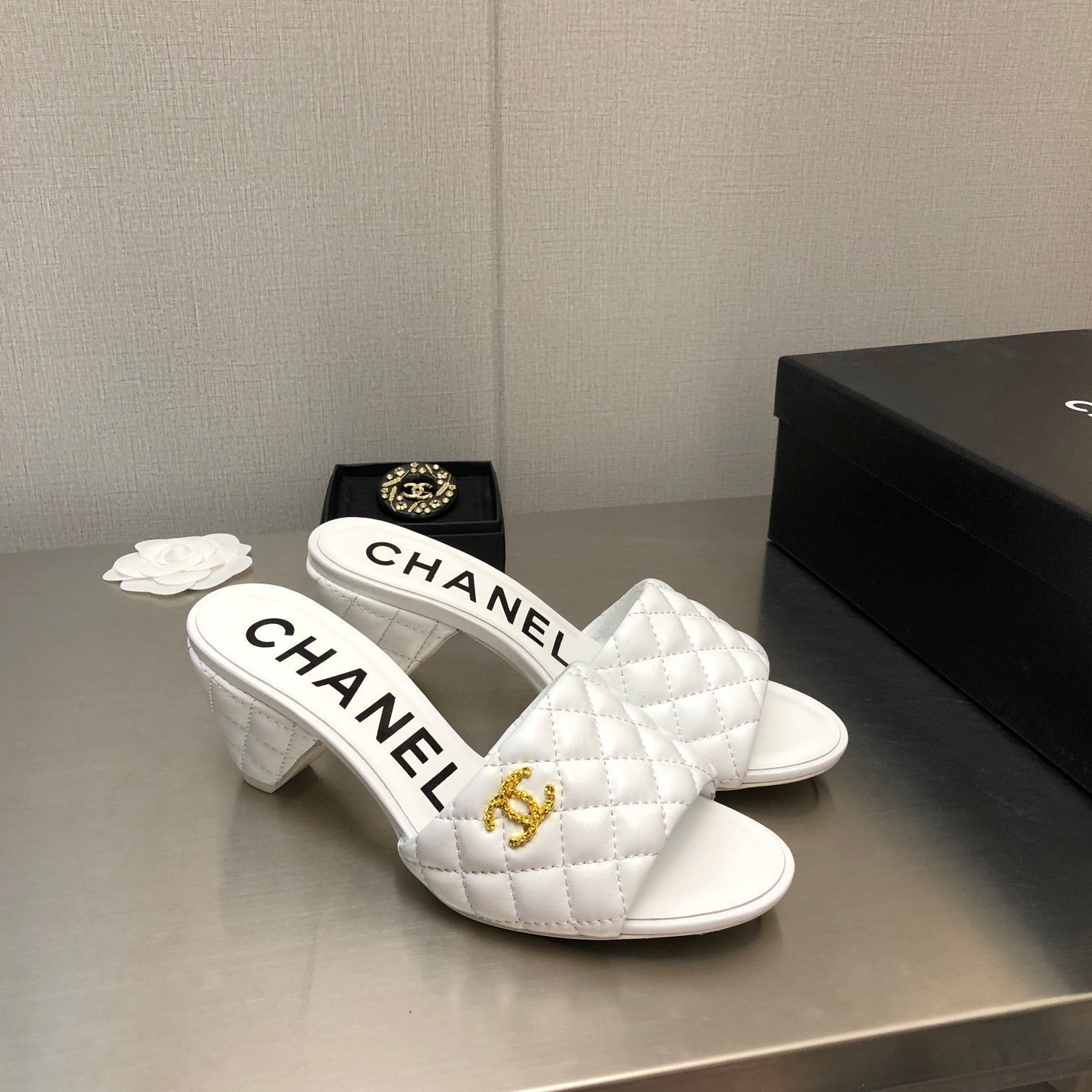 CHANEL DIAMOND-QUILTED 6 CM SANDALS IN WHITE LAMBSKIN