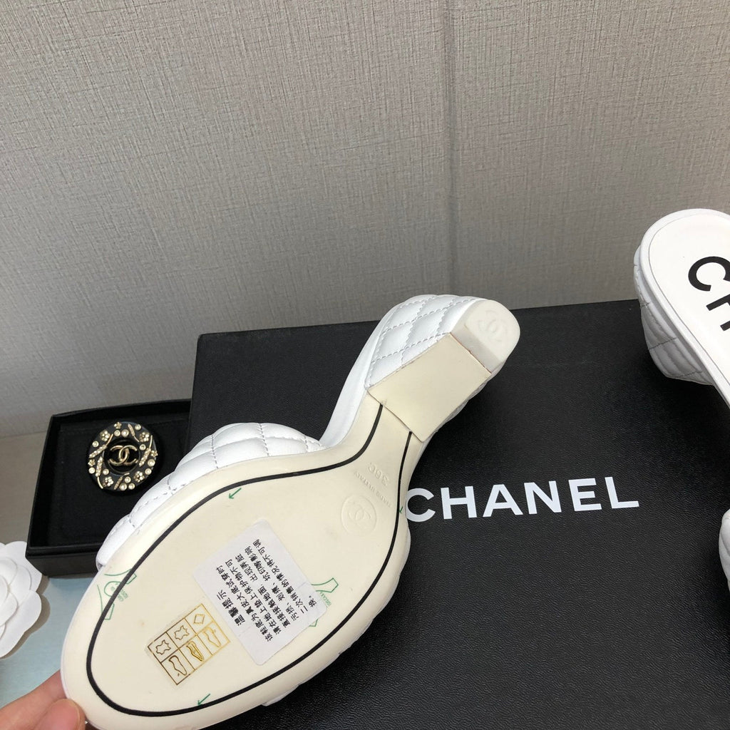 CHANEL DIAMOND-QUILTED 6 CM SANDALS IN WHITE LAMBSKIN
