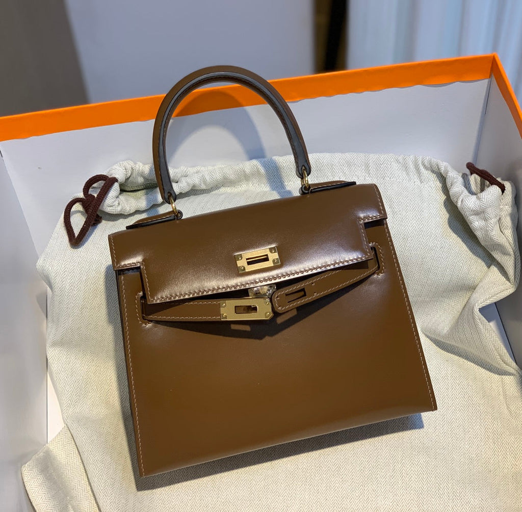 HERMES KELLY MINI 20 BAG IN CHOCOLATE BROWN SMOOTH CALFSKIN WITH GOLD HARDWARE