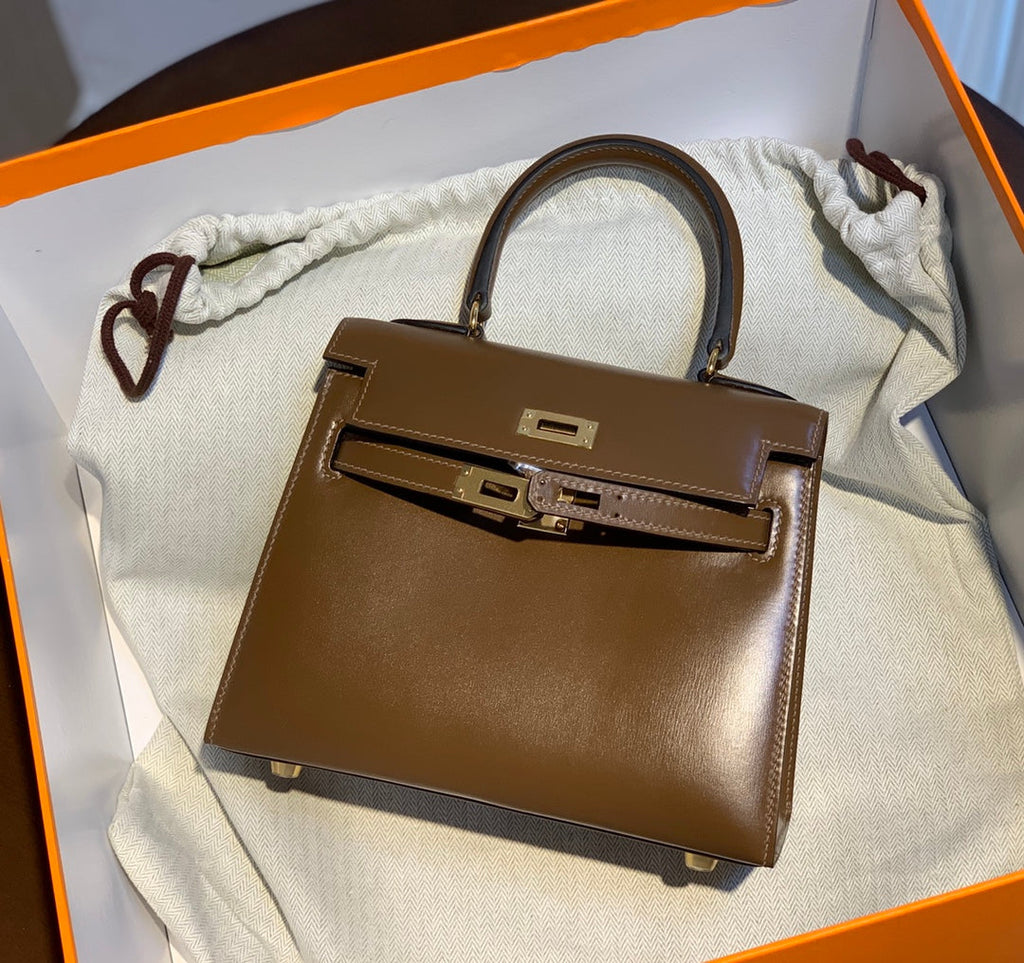 HERMES KELLY MINI 20 BAG IN CHOCOLATE BROWN SMOOTH CALFSKIN WITH GOLD HARDWARE