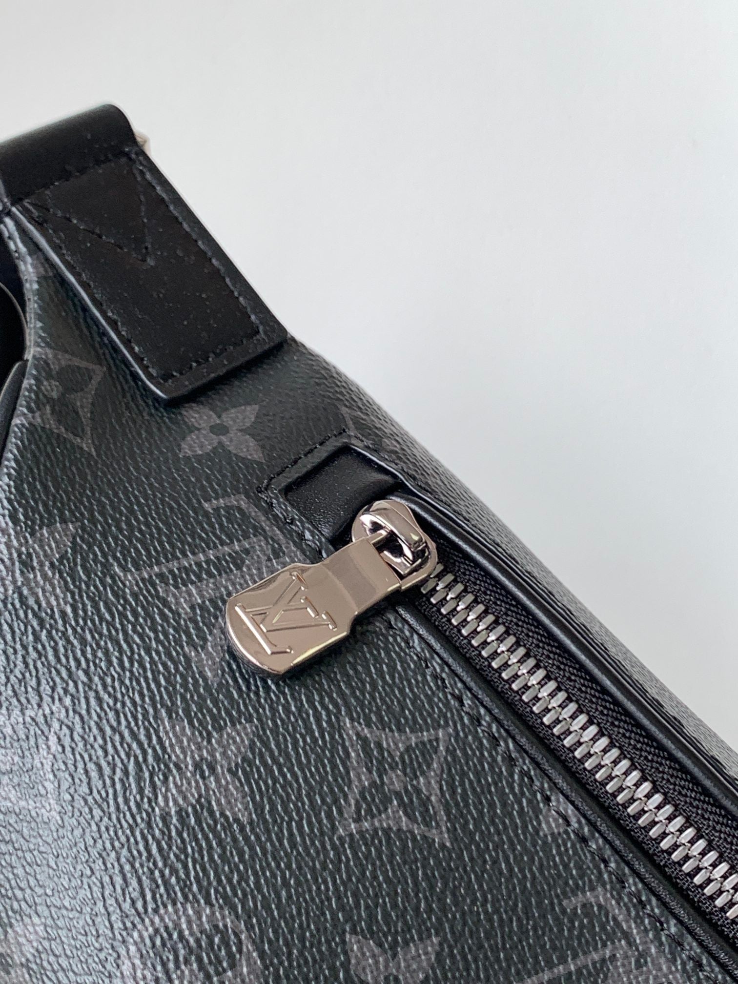 LOUIS VUITTON LV 25S DISCOVERY BUMBAG 44 IN BLACK MONOGRAM ECLIPSE CALFSKIN