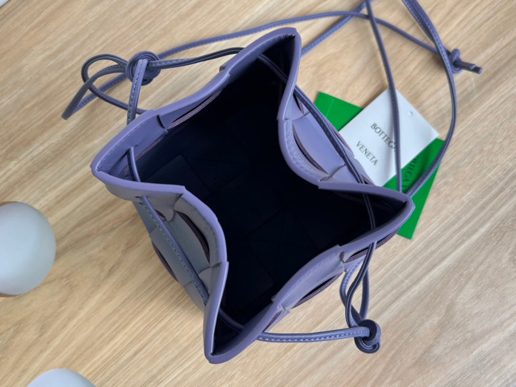BOTTEGA VENETA SMALL CASSETTE BUCKET 18 IN ULTRA VIOLET CALFSKIN
