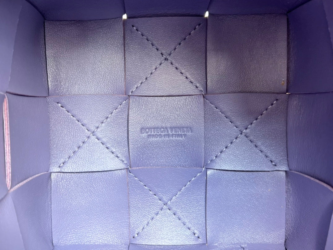 BOTTEGA VENETA SMALL CASSETTE BUCKET 18 IN ULTRA VIOLET CALFSKIN
