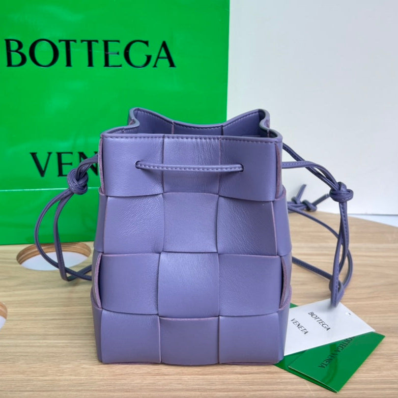 BOTTEGA VENETA SMALL CASSETTE BUCKET 18 IN ULTRA VIOLET CALFSKIN