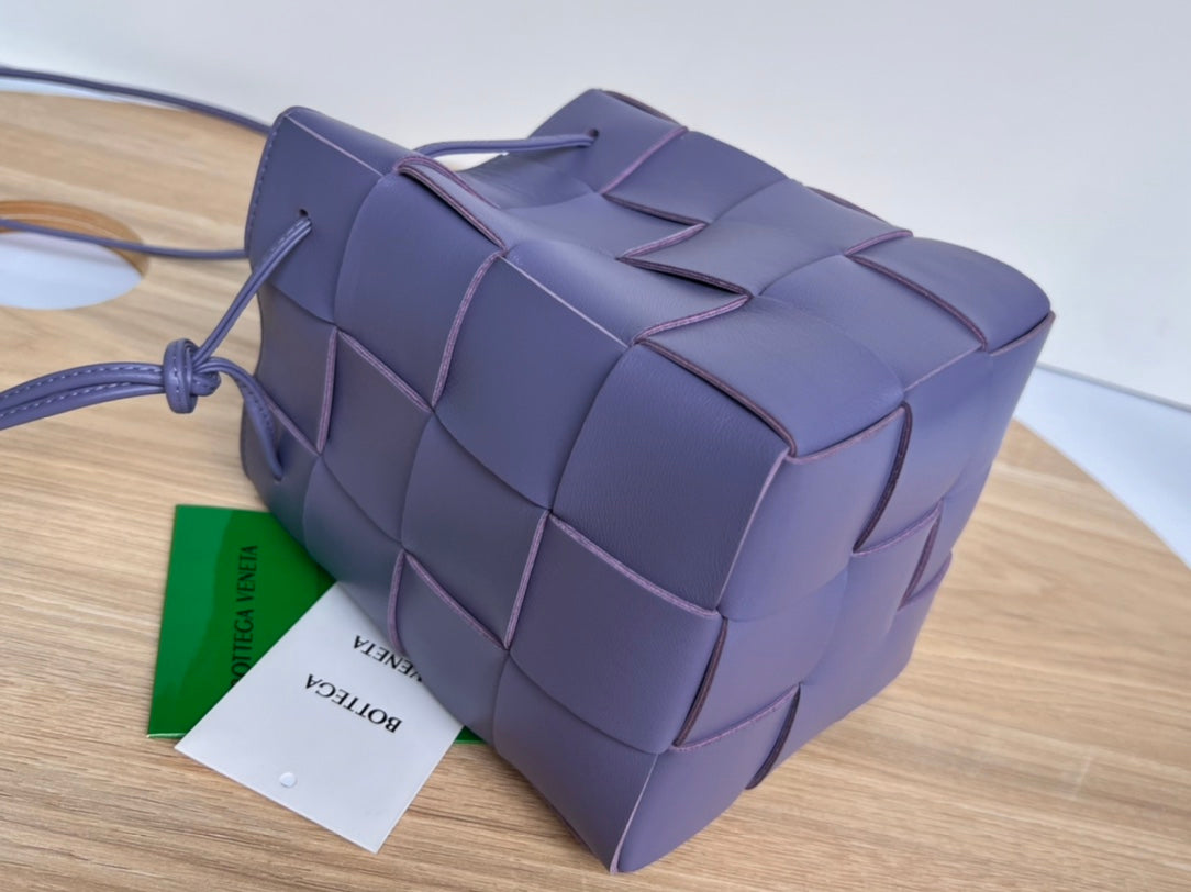 BOTTEGA VENETA SMALL CASSETTE BUCKET 18 IN ULTRA VIOLET CALFSKIN