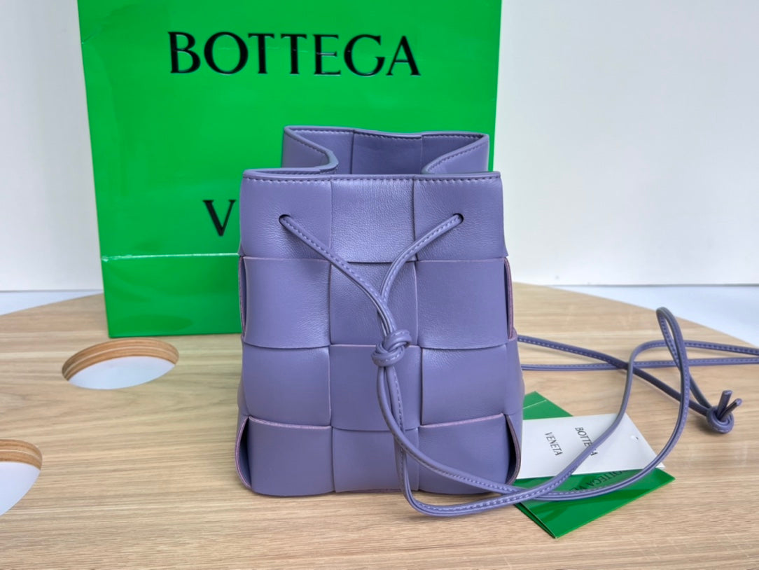 BOTTEGA VENETA SMALL CASSETTE BUCKET 18 IN ULTRA VIOLET CALFSKIN