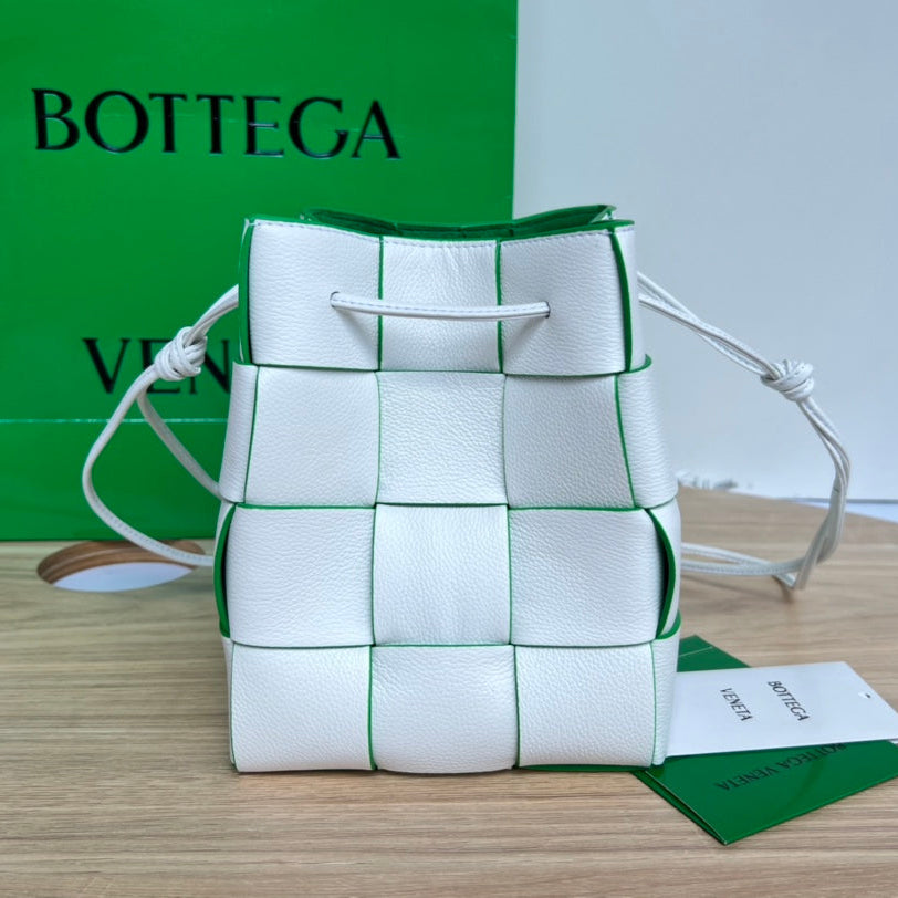BOTTEGA VENETA SMALL CASSETTE BUCKET 18 IN WHITE AND GREEN LINING CALFSKIN