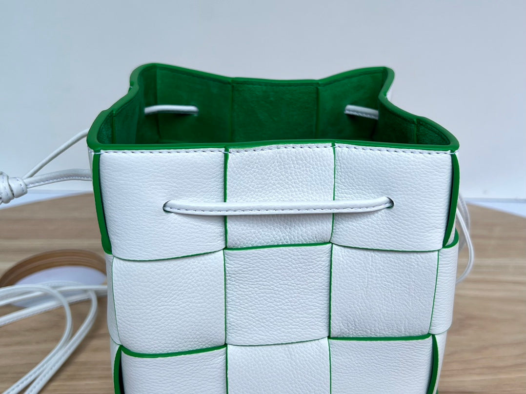 BOTTEGA VENETA SMALL CASSETTE BUCKET 18 IN WHITE AND GREEN LINING CALFSKIN